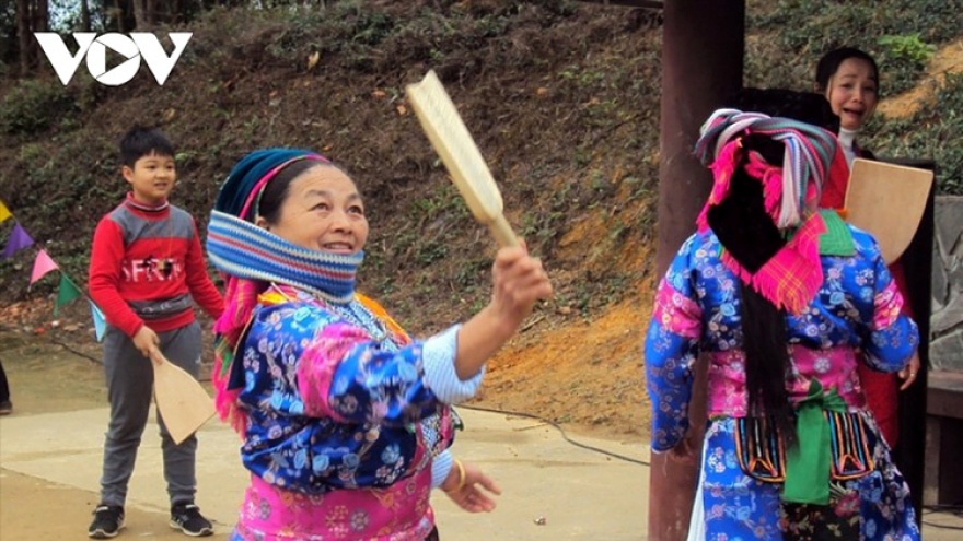 Yến badminton festival of the Mong